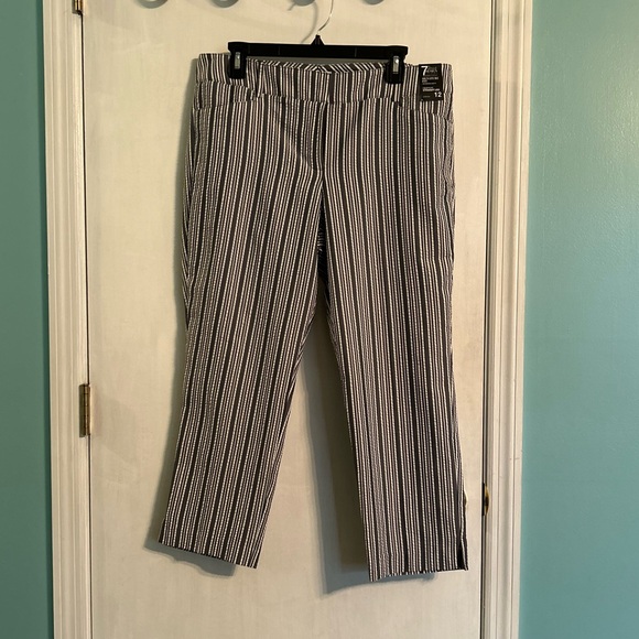 New York & Company Pants - NWT New York & Co Straight Leg Crop Seersucker Pant, Women’s 12